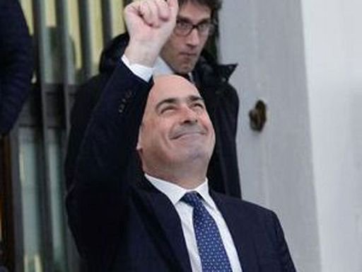 allenatorebis's tweet photo. A tutti quelli che fanno parte di CIALTRONOPOLY scandalizzati per Il gesto di #Toninelli #pugnochiuso (gesto di Gioia)
Faccio notare che molti dei loro "#Compagni " hanno usato il simbolo storico della lotta proletaria, dell'unitΓ e della solidarietΓ , usando il #BRACCIODESTRO ! https://t.co/l0fQqalXsw
