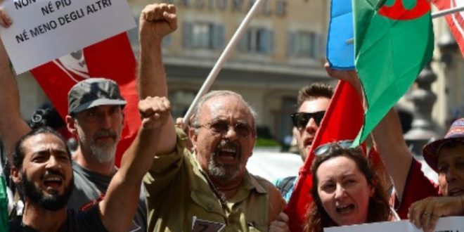 allenatorebis's tweet photo. A tutti quelli che fanno parte di CIALTRONOPOLY scandalizzati per Il gesto di #Toninelli #pugnochiuso (gesto di Gioia)
Faccio notare che molti dei loro "#Compagni " hanno usato il simbolo storico della lotta proletaria, dell'unitΓ e della solidarietΓ , usando il #BRACCIODESTRO ! https://t.co/l0fQqalXsw