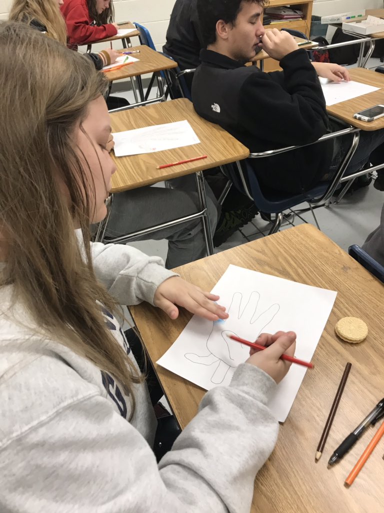 srasdavis's tweet photo. Estamos dando gracias por.... 
We are thankful in Spanish 3/4

@JameyAlcornPHS @Pepperell_Pulse @CapsandGrounds https://t.co/hOI8vnacRu