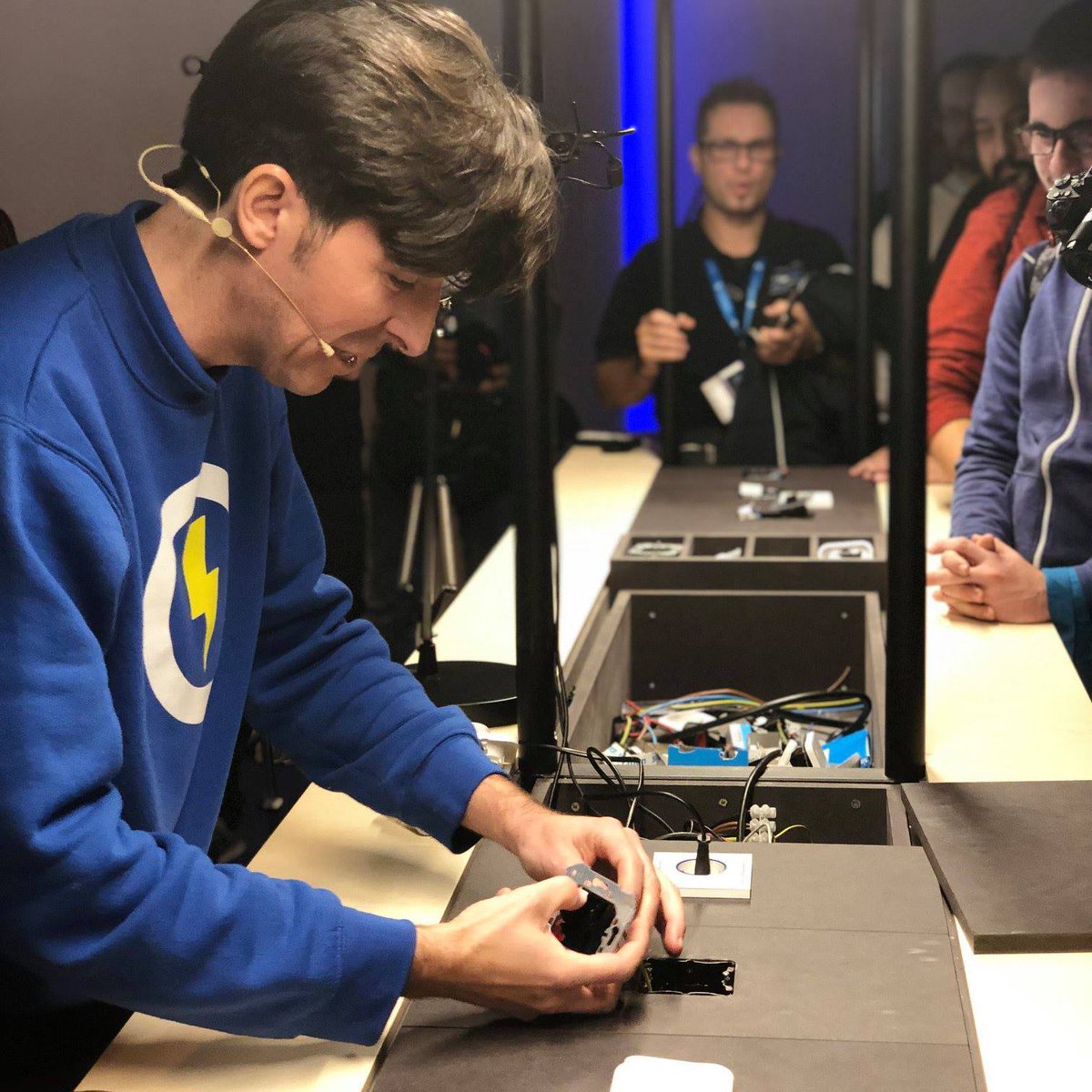 Las claves de técnico 2.0 son tener una  identidad personal, generar contenido de valor y estar en la actualidad. Así lo ha destacado <a href="/DomoElectra/">Domo Electra</a> en la charla que ha impartido sobre “Pasado, presente y futuro de un técnico 2.0”. #Simonelectric #SimonEnMatelec #Matelec18