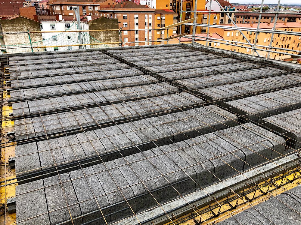 Último forjado de la segunda fase de la promoción de #viviendas 🏠 que desarrolla #Coesa en el entorno de la Granja en #leonesp 🏗.  (👉 mtr.cool/dwesqbe )
Casi listo para Hormigonar ✅✅