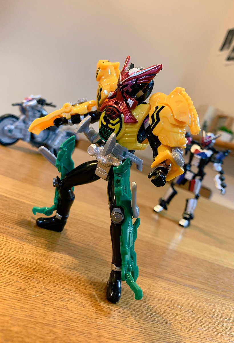 ライス בטוויטר アーマーターイム スーパータトバに近い配色 オーラングサークルもカタカナ表記なのがいいですね 本家とは違った形の三分割になっていて 優れたデザインだなーと感服します 腕のライドウォッチも別パーツで色分けされていて 現代的でとてもいい