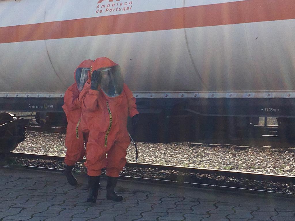 SetubalSos's tweet photo. #MITREX2018 - Algumas imagens do trabalho em curso por parte da equipa de Matérias perigosas da #CBSS. #SetúbalPreparada https://t.co/kVGA3CMtw0