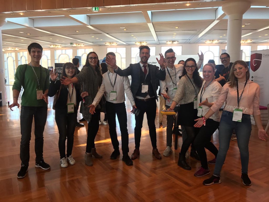 KathrinHauck's tweet photo. #iv18 #innolutionvalley #Ludwigsburg - @fthoennessen sharing insights on how to startup with #NextEntrepreneurs 👍 https://t.co/PeUbBguxjh