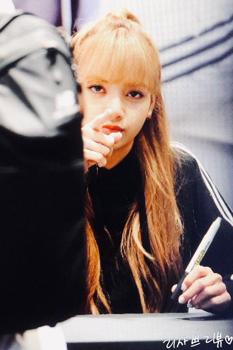 _S2_970327's tweet photo. 181116 adidas
I love her, can’t leave her, forever I’ll always need her😭😭😭😭😭😭😭💜
#블랙핑크 #리사 #BLACKPINK #LISA https://t.co/HV69j2BdQk