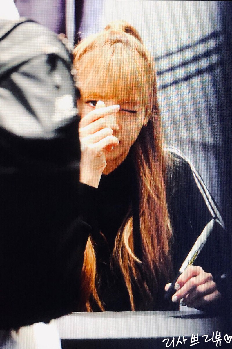 _S2_970327's tweet photo. 181116 adidas
I love her, can’t leave her, forever I’ll always need her😭😭😭😭😭😭😭💜
#블랙핑크 #리사 #BLACKPINK #LISA https://t.co/HV69j2BdQk