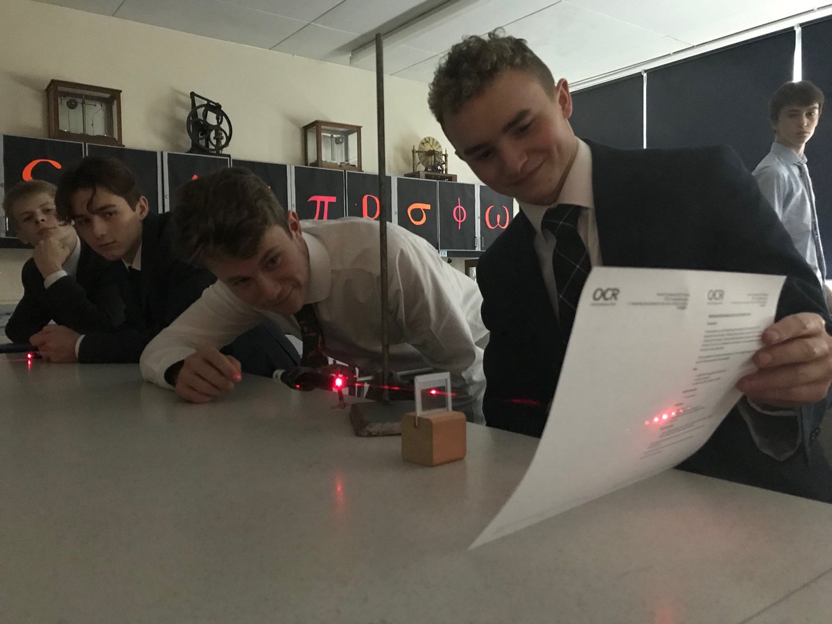 Year 12 Physics students investigating laser diffraction. ⁦<a href="/BeechenCliff/">Beechen Cliff School</a>⁩ ⁦@alevelphysicson⁩ #lasersarecool #physicsisfun