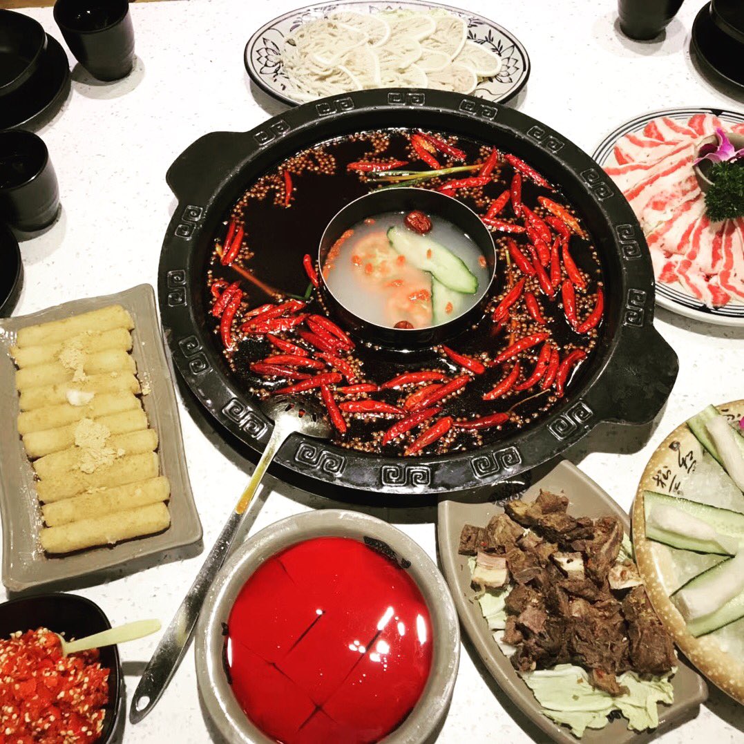 smallqunnn's tweet photo. 겨울에 같이 샤브샤브를 먹으러 간다🍲一起去吃火锅吧。@LAY_zhang_  @B_hundred_Hyun https://t.co/Oc8jETOoAS