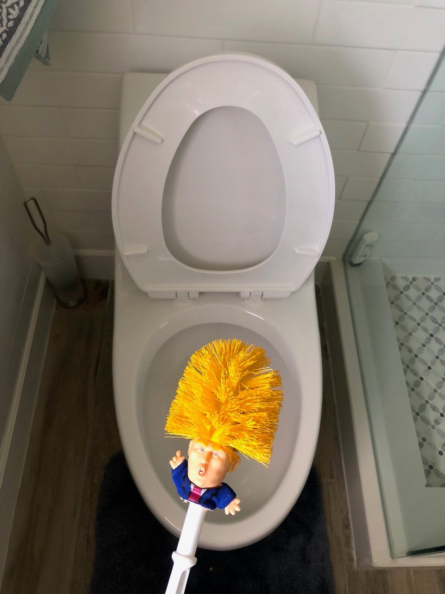 RodaLarga's tweet photo. Just found the perfect gift for #Xmas2018... Will give you my address by MP if anyone in the #US wants to send me this! - #DonaldTrump #CommanderInCrap #MakeYourToiletGreatAgain #ShitHappens #ChristmasSpirit https://t.co/LcDRvXclkE