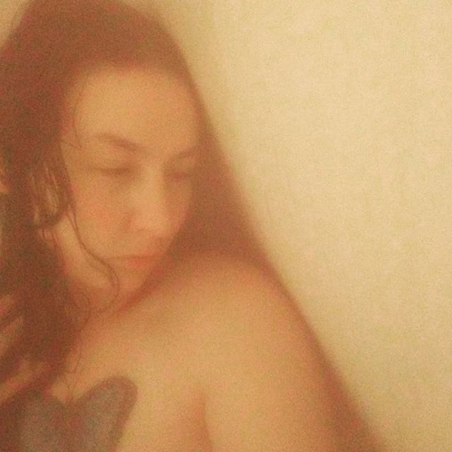 Early morning reflections. Listening to a new song I'm obsessed with while everyone else sleeps on.
#early #morning ift.tt/2Pu8YZ0