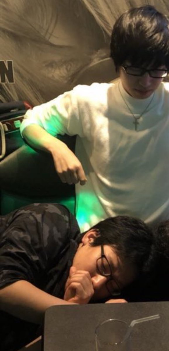 Johnny飯 公式 Sur Twitter このアイコン別にかっこいいと思ってる自撮りとかじゃなくてモアイを膝枕した思い出の写真なんだけど 自撮りじゃないんだけど ゲーム垢で自撮りアイコン痛いとか言われたんだけど