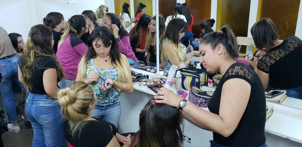EmpleoMuniCba's tweet photo. Hoy es viernes , y los alumn@s de Maquillaje Social lo saben 🙆‍♀️🙆‍♂️ Si Estudio Si Trabajo https://t.co/SVEpaczl9v