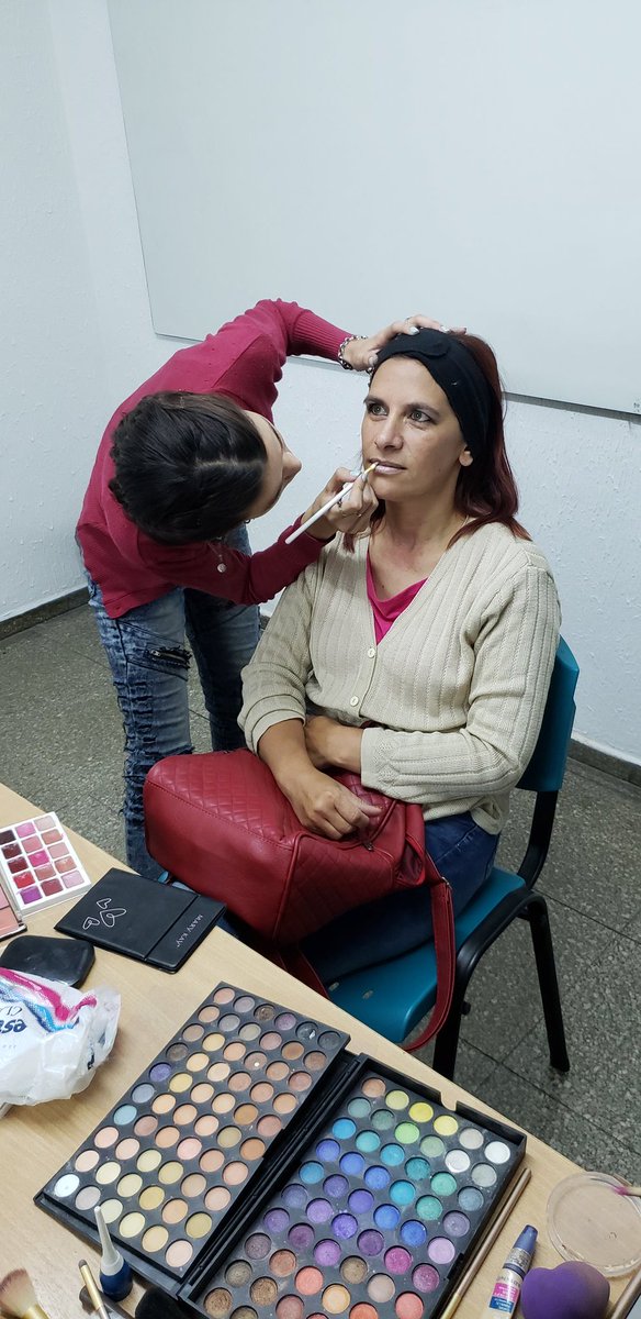 EmpleoMuniCba's tweet photo. Hoy es viernes , y los alumn@s de Maquillaje Social lo saben 🙆‍♀️🙆‍♂️ Si Estudio Si Trabajo https://t.co/SVEpaczl9v