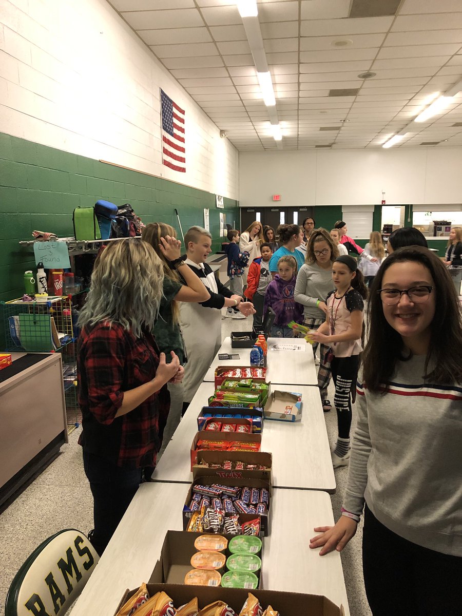 frcswilde's tweet photo. The Reading Marathon is underway. All money raised will help local families #WARH #RamPride https://t.co/339IHfjYPM