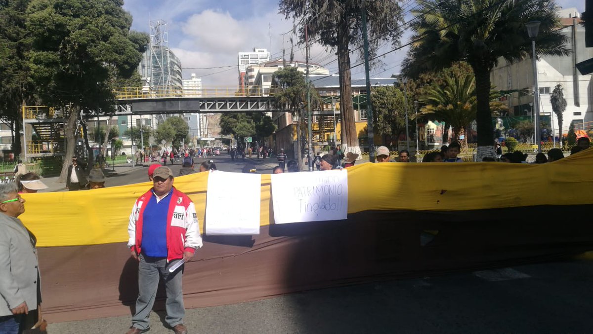 LaRazon_Bolivia's tweet photo. #LoÚltimo
#LaPaz
Padres de familia del colegio #Linderman bloquean las calles 11 y 12 de la zona de #Obrajes. Exigen mejoras en la infraestructura. Foto: Carla Mercado. https://t.co/NrWJ1HK26o