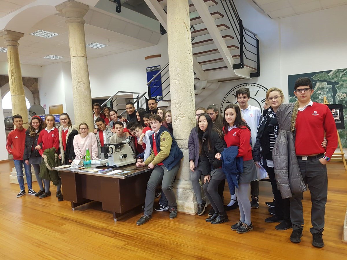 Hoy tuvimos una nueva visita guiada por nuestro compañero Dani Miranda a la exposición #AMaterialWorld en el <a href="/MHUAviles/">Museo de Avilés</a> dentro del proyecto <a href="/AvilesCon/">AvilesConCiencia</a> Una buena oportunidad para conocer los materiales desde un punto de vista científico y artístico. Expo abierta hasta 6 de enero!