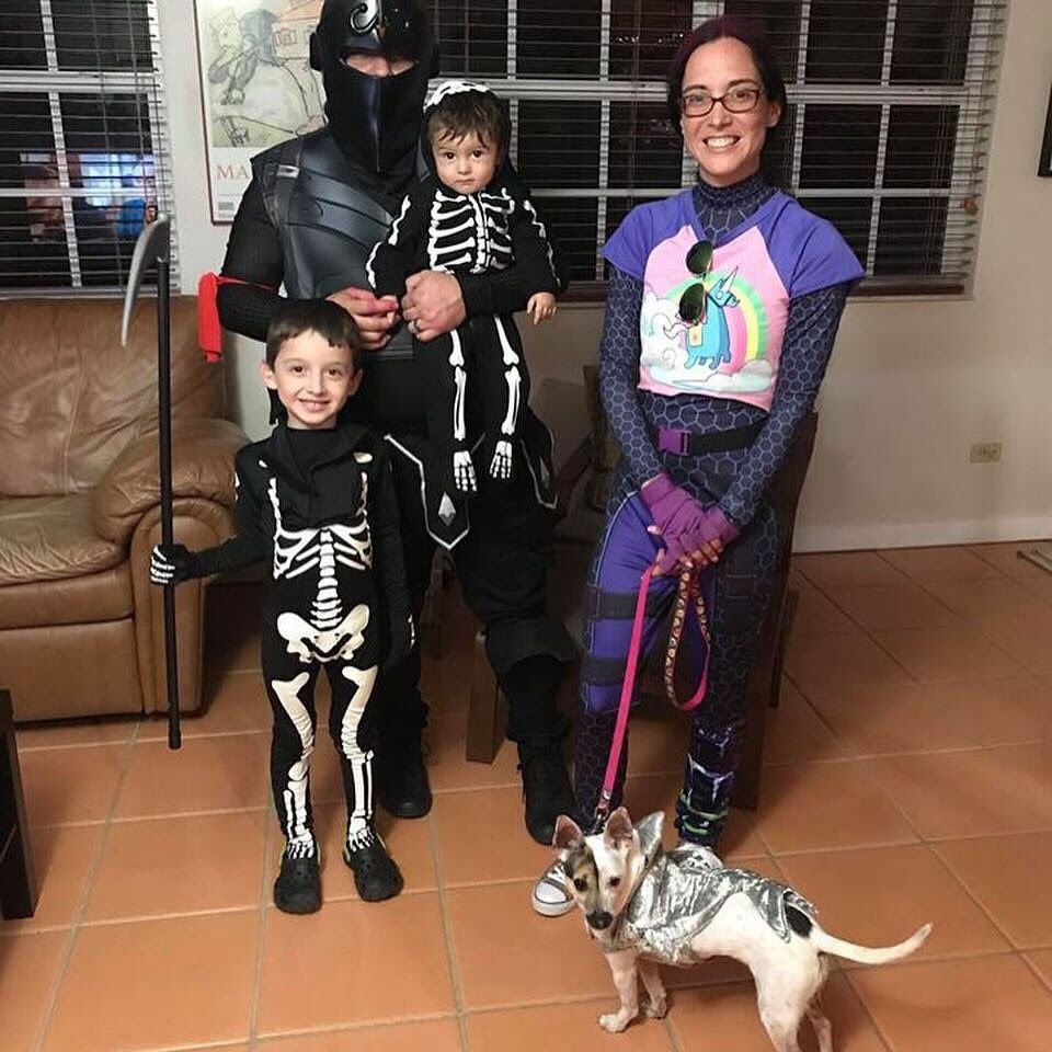 KarinaSitter's tweet photo. #happyhalloween #warning ⚠️ This #shark 🦈 doesn’t bite but does attack with kisses. 👅 #latepost #besi #fortnite #fortnitecharacters #chompsenior #blacknight #skulltroopers #britebomber #doglover #dogboarding #ratterrier #jackrussell #aplacetolovedogs #karinakaressitterservices https://t.co/x4GWdviCuQ
