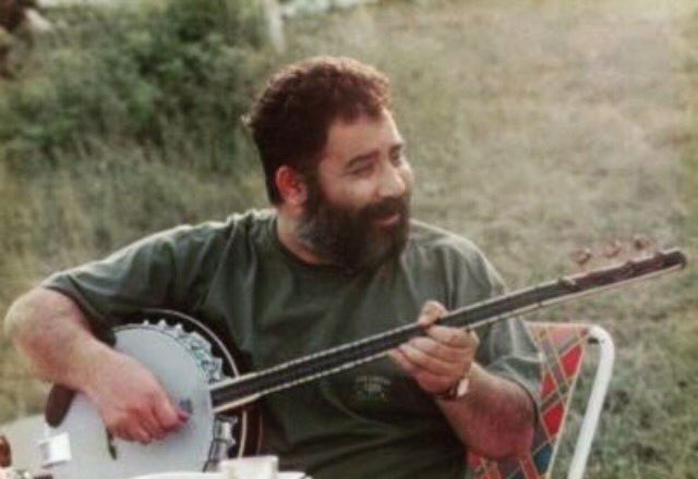 Sen gittin ama doruklara sevdalananlar, Uçurtması tele takılanlar, Kum gibi ezilenler,Kafasına sıkıp gidenler,Hep sonradan aklı başına gelenler,Geceleri yakanlar,Acılara tutulanlar,Beste çalan mahurlar ve nicesi kaldı arkanda.. #16Kasım2000 #ahmetkaya