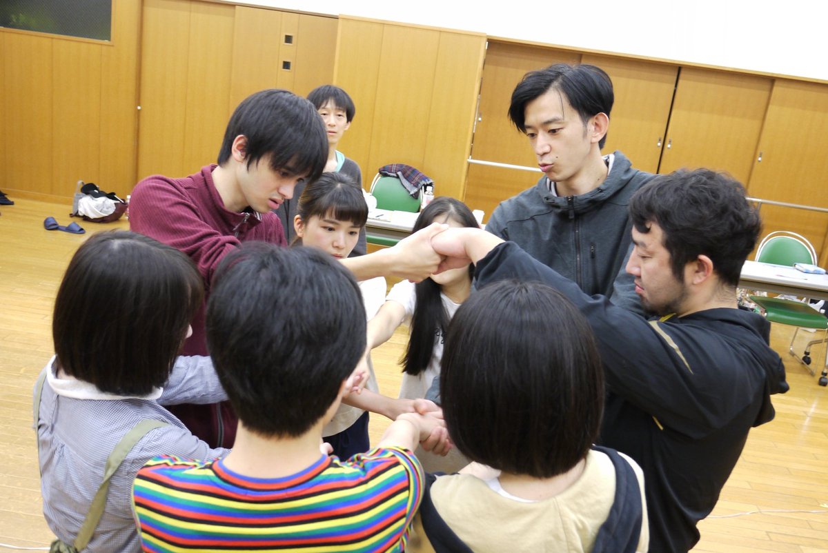 serizawakeiko's tweet photo. 舞台は、もうすぐ終わります。
劇場への道も、楽屋も、
笑いあう時間も、
永遠みたいに繰り返す台詞も。

何を言っても「言葉にならない気持ち」は言い切れないから、
私達は「さよなら」と言うのかもしれない――

舞台「 #さよならはここにいる 」
@goodbyeishere #さよここ https://t.co/dWgJKQJpMX https://t.co/jMZgEBhgef