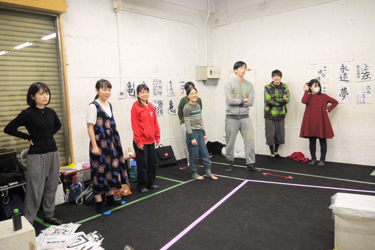 serizawakeiko's tweet photo. 舞台は、もうすぐ終わります。
劇場への道も、楽屋も、
笑いあう時間も、
永遠みたいに繰り返す台詞も。

何を言っても「言葉にならない気持ち」は言い切れないから、
私達は「さよなら」と言うのかもしれない――

舞台「 #さよならはここにいる 」
@goodbyeishere #さよここ https://t.co/dWgJKQJpMX https://t.co/jMZgEBhgef