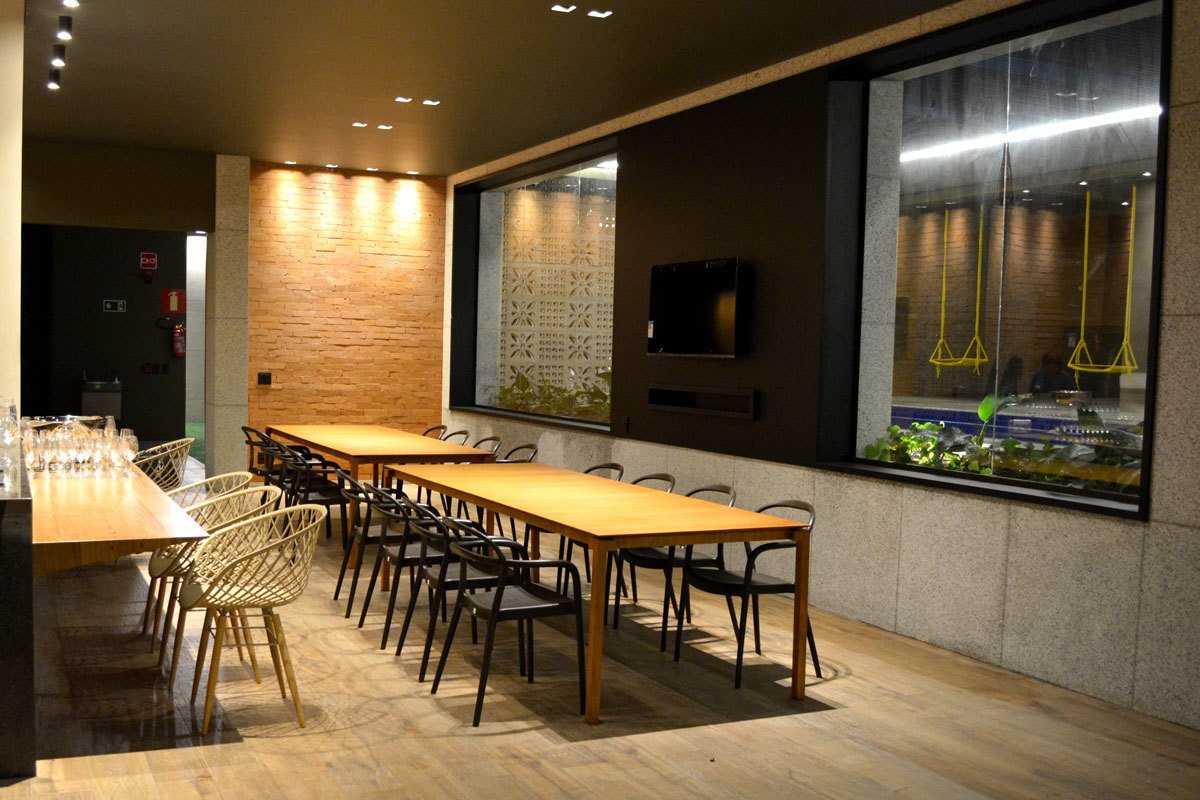 arte_simetria's tweet photo. O espaço gourmet está estrategicamente localizado de forma a integrar com vários espaços do pilotis. A ideia foi criar um espaço aconchegante, funcional e ao mesmo tempo moderno. Saiba mais em nosso Instagram! https://t.co/4XxZdOIeKn