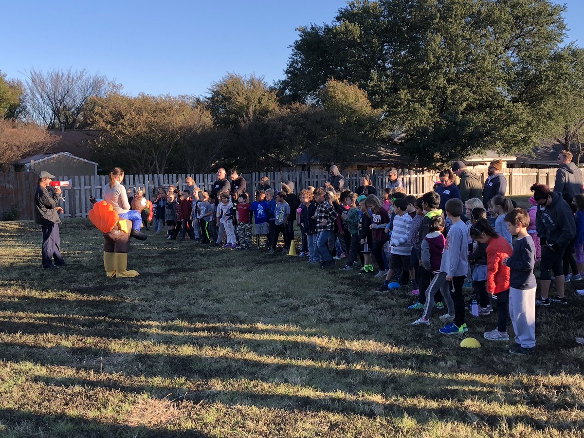 MsOlsenOwls's tweet image. Ready for our annual Turkey Trot! #soaringinsecond #turkeytrot