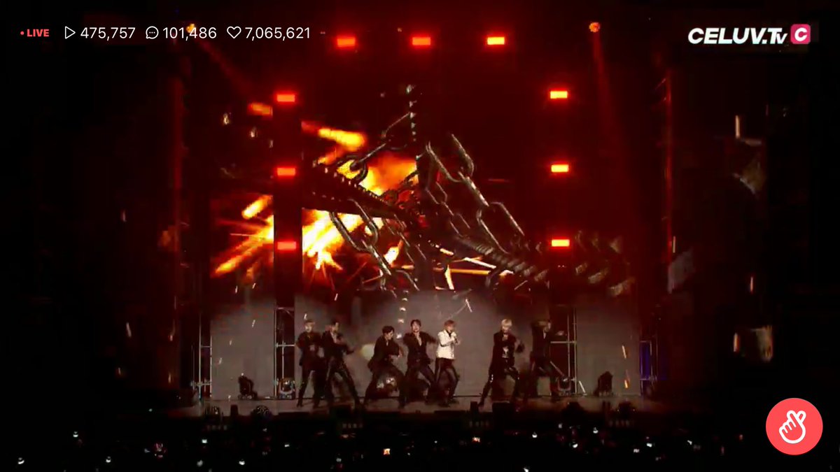 Nihaldmrdl's tweet image. #BeQuite ile ikinci sahneye geçtiler ordada sağlam darbeler yedi bu kalp 😩😍❤️ @OfficialMonstaX