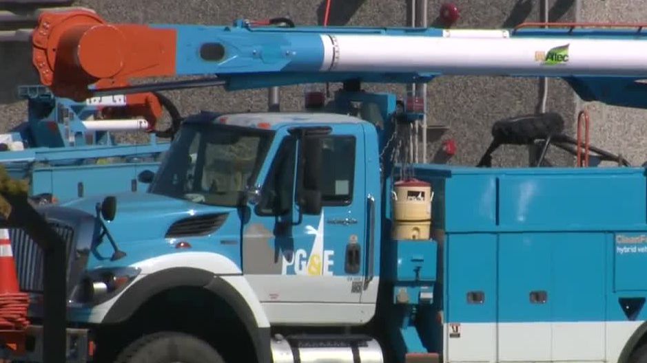 kcranews's tweet photo. PG&amp;E asked last month to hike bills over California fires https://t.co/G3m1Q7voLA https://t.co/hVlIFfn8MF
