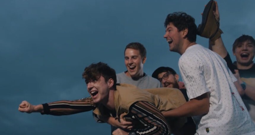 L0CHITWINS's tweet photo. Das Musikvideo zu SUPERMAN ist draußen! 🌹 #whatislife 
https://t.co/j1XrSqA7aa
@LochisHeiko @dielochis https://t.co/cSRz5iUwtW