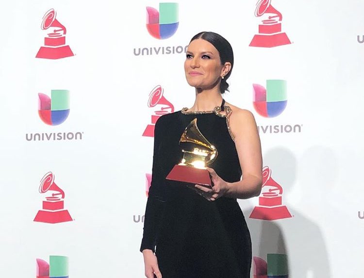 PausinianiFan's tweet photo. @LauraPausini #LauraPausini #FattiSentire #FattiSentireAncora #HatzeSentir #HatzeSentirMas #NonèDetto #FrasiaMetà #Estaate #Nuevo #LaSoluzione #Entrevista #Grammy #LatinGrammy #VanityFairItalia https://t.co/FgCcvPxVKD