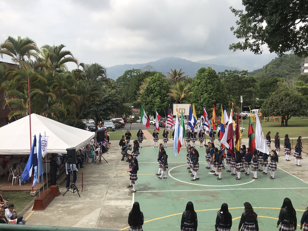 ColeEucaIbague's tweet photo. En este momento damos inicio al cruce de banderas 2018 #Euka https://t.co/RvmvAo0xZ4