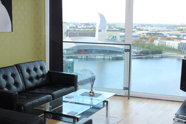 BeyondResi's tweet photo. Not to be missed! Located in the #CityLofts development in the heart of @MediaCityUK this luxury, fully furnished double bedroom property is available from the 21st November for £1025.00 a month!

For any enquiries please call 01612228862 or email enquiries@beyondresi.com. https://t.co/jyEQejUgcS