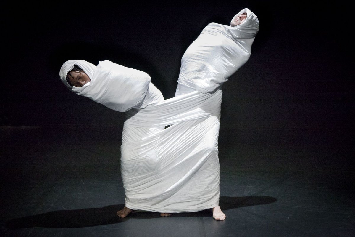 Ce soir à 21h : #danse > #Bazin, Duo avec le #chorégraphe #malien Tidiani N'Diaye <a href="/tidianindiaye/">Tidiani N'diaye</a> et le #danseur <a href="/ArthurEskenazi/">Arthur Eskenazi</a> à la @Friche_BDM #echelle2018 #festival #tissu #afrique #duo #Dance