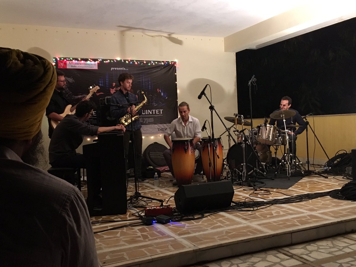 waddyinindia's tweet photo. Alliance Française de Delhi グルガオン校の屋上で行われたAdrien Brandeis Quintet のコンサート😊
すごい楽しかった‼️ (ので、今日も聴きに行くつもり)
休憩時間にワイン🍷が出された後はメンバーも観客もリラックスして益々音楽たのしむモードに♬
#AFD #AFDG #インド #ターバン https://t.co/1CyUhogtFL