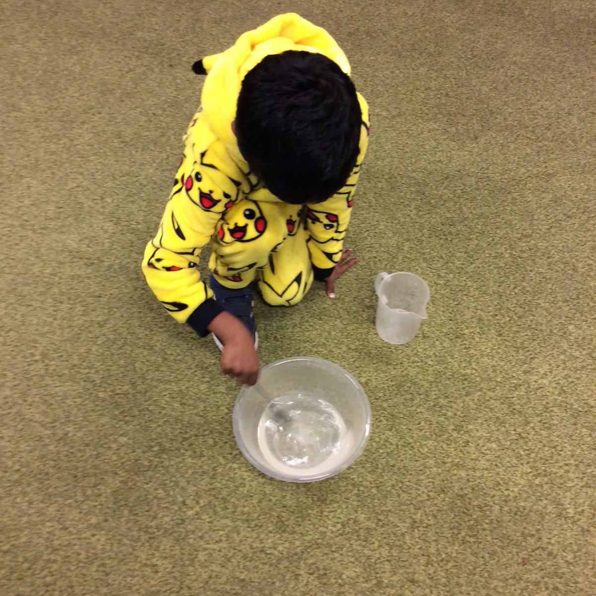paris_class's tweet photo. Investigating which materials will dissolve https://t.co/4DrM0710ZU