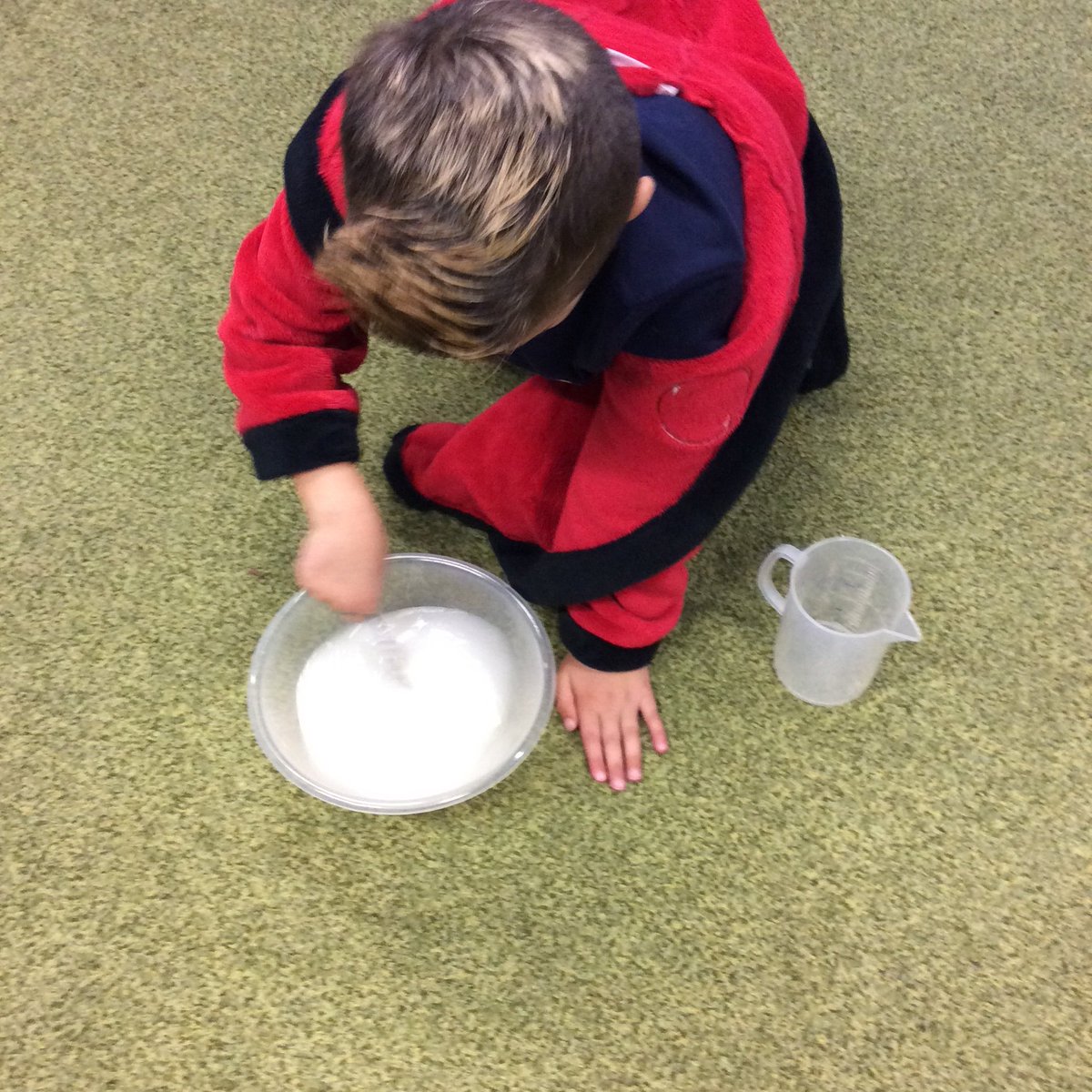 paris_class's tweet photo. Investigating which materials will dissolve https://t.co/4DrM0710ZU