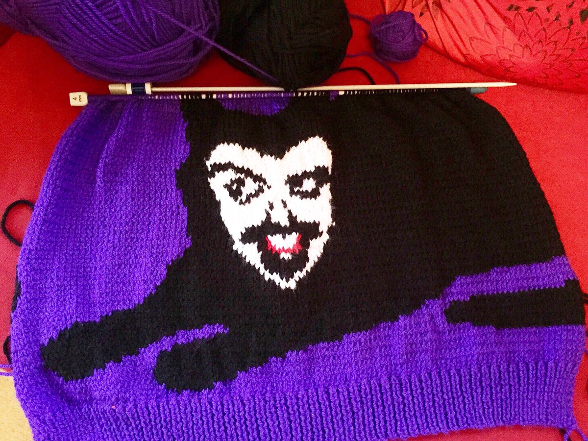 CarolineBarras's tweet photo. Something Dead but Delicious has materialised on my knitting needles!!! Hard to convey the true menace in stocking stitch. @DeliciousNecks @AJemaineClement #vladcat #WhatWeDointheShadows #knittingiscool #knit #jemainefacejumpers https://t.co/p3ZOGzOTOz
