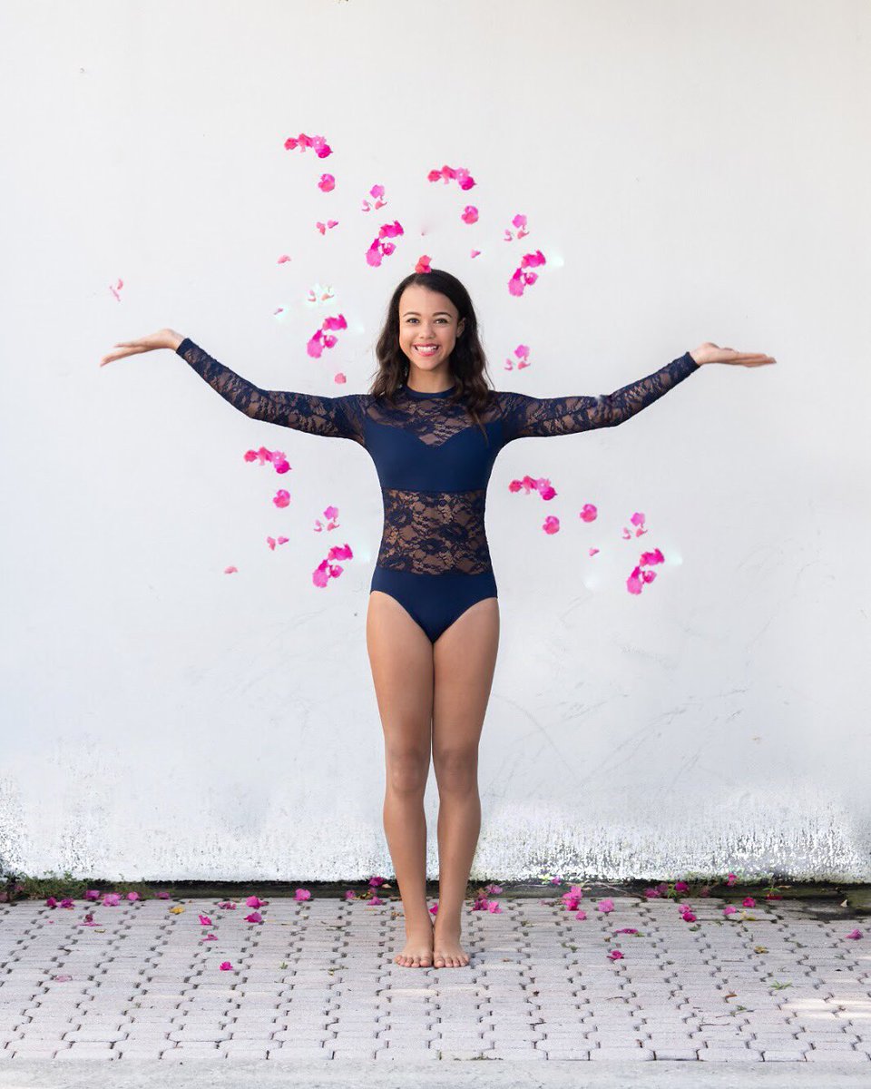 SiennaOnStage's tweet photo. Happy Friday!  Throw Flowers like confetti. Enjoy your weekend, everyone. 🌸🌸🌸🌸🌸🌸🌸 @bodywrappers #bodywrappers https://t.co/2vcvUtpi8a