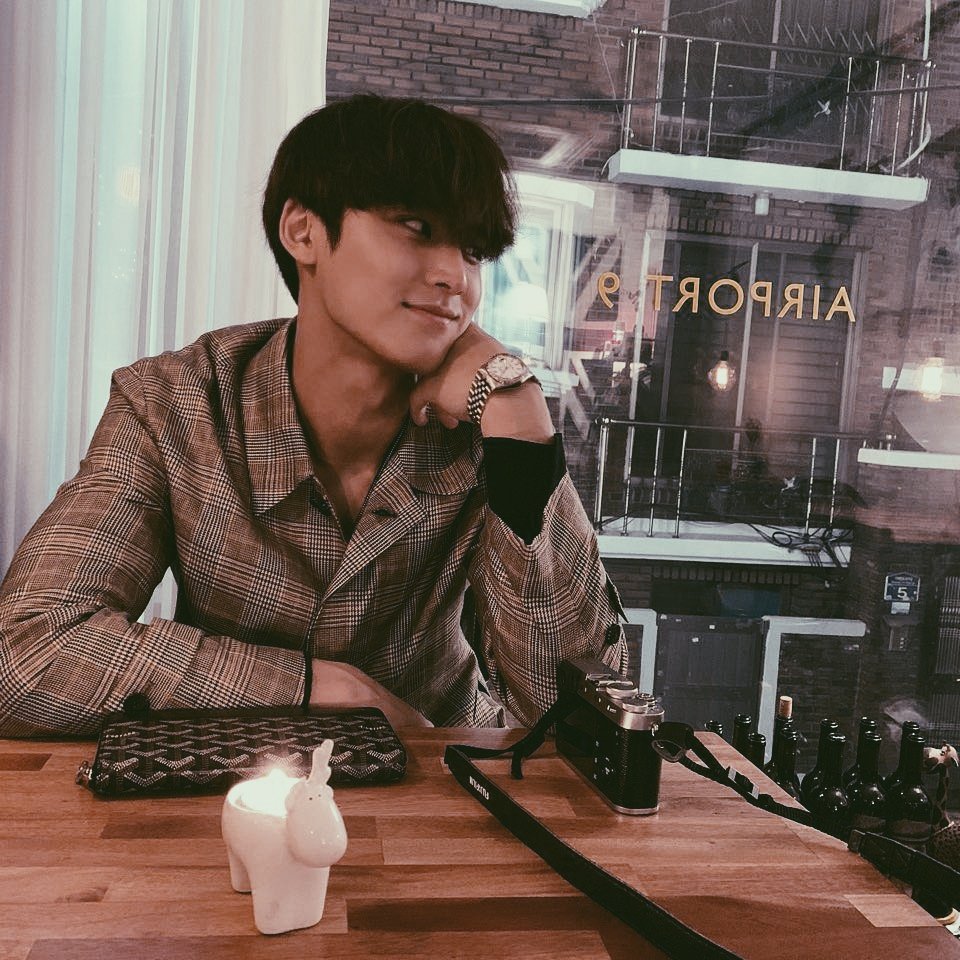 seokmin_mingyu's tweet photo. *•.¸♡ ɪ ʟᴏᴠᴇ ᴀ ᴍᴀɴ ᴡɪᴛʜ ᴀ ɢʀᴇᴀᴛ sᴇɴsᴇ ᴏғ ʜᴜᴍᴏʀ ᴀɴᴅ ᴡʜᴏ ɪs ɪɴᴛᴇʟʟɪɢᴇɴᴛ - ᴀ ᴍᴀɴ ᴡʜᴏ ʜᴀs ᴀ ɢʀᴇᴀᴛ sᴍɪʟᴇ. ʜᴇ ʜᴀs ᴛᴏ ᴍᴀᴋᴇ ᴍᴇ ʟᴀᴜɢʜ. ♡¸.•*

#CaratSelcaDay #17CaratSelcaDay
#Mingyu
#CoffeeDate https://t.co/uLYiSf0Xox