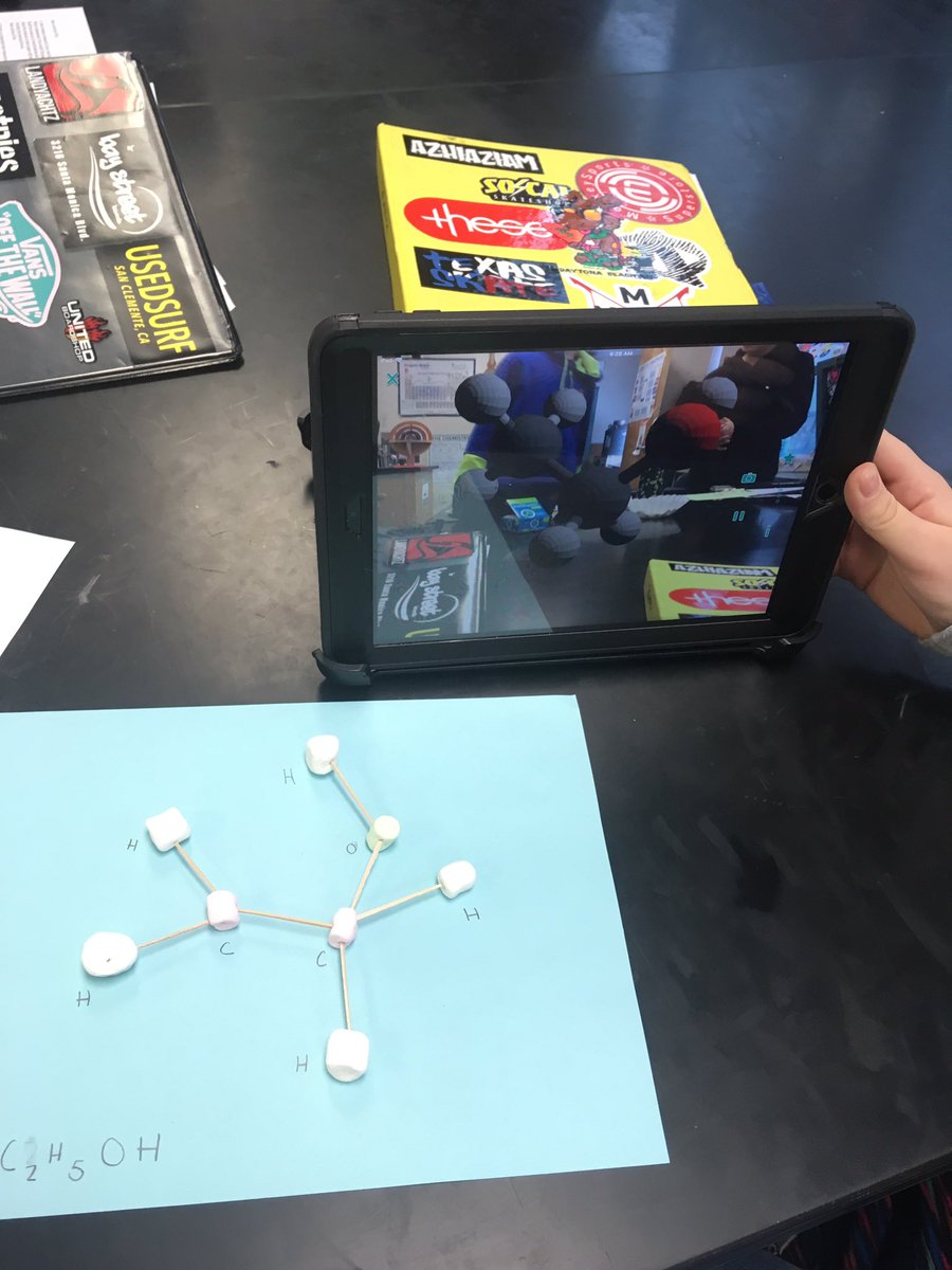 Building molecules with help from augmented reality