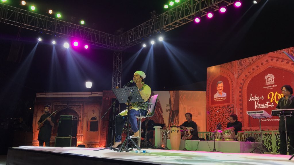 DelhiUrdu's tweet photo. tū shāhīñ hai parvāz hai kaam terā. tire sāmne āsmāñ aur bhī haiñ. ... 
When a thousand moons dive on the earth.
@javedali4u  during #UrduHeritageFestival 
@ArwindKejrival @msisodia https://t.co/28xqkpYE8f