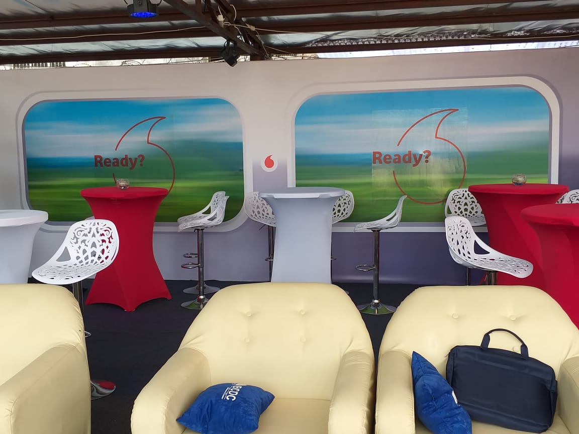 Vodacomcongo's tweet photo. Tout est prêt pour vous accueilli.
Vodacom Privilège : un espace soigneusement aménagé pour vous permettre de suivre des spectacles équestres dans des meilleures conditions et vivre une expérience 4G hors du commun.
#VodacomRDC #CHK #VodacomPrivilege #Jumping2018 #RDC https://t.co/5HE8dd5QA7
