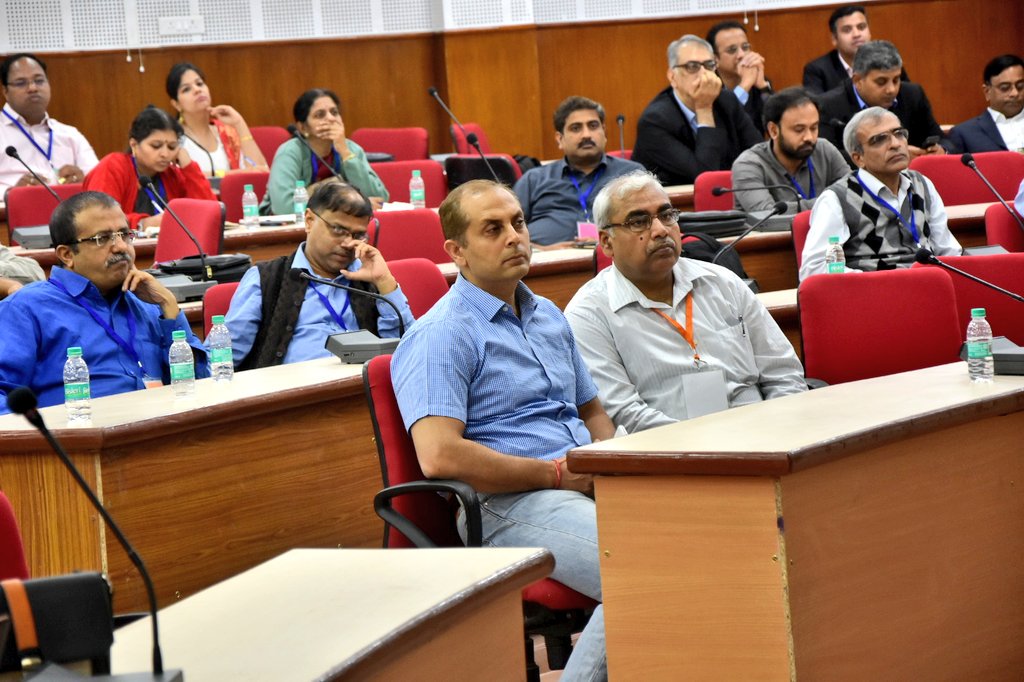 VCofficeBHU's tweet photo. संगणक केन्द्र बीएचयू द्वारा स्वतन्त्रता भवन सभागार में आयोजित राष्ट्रीय संगोष्ठी "डिजीटल ट्रांसफारमेशन्स इन हायर एजुकेशन इंस्टिट्यूसन्स‘‘ में आज नीता वर्मा, महानिदेशक @NICMeity व श्री @saravanakr_n, Joint Secretary, @HRDMinistry ने ब्याख्यान दिया। @bhu_digital @BHU_WiFi https://t.co/Yw3X2jTJvc