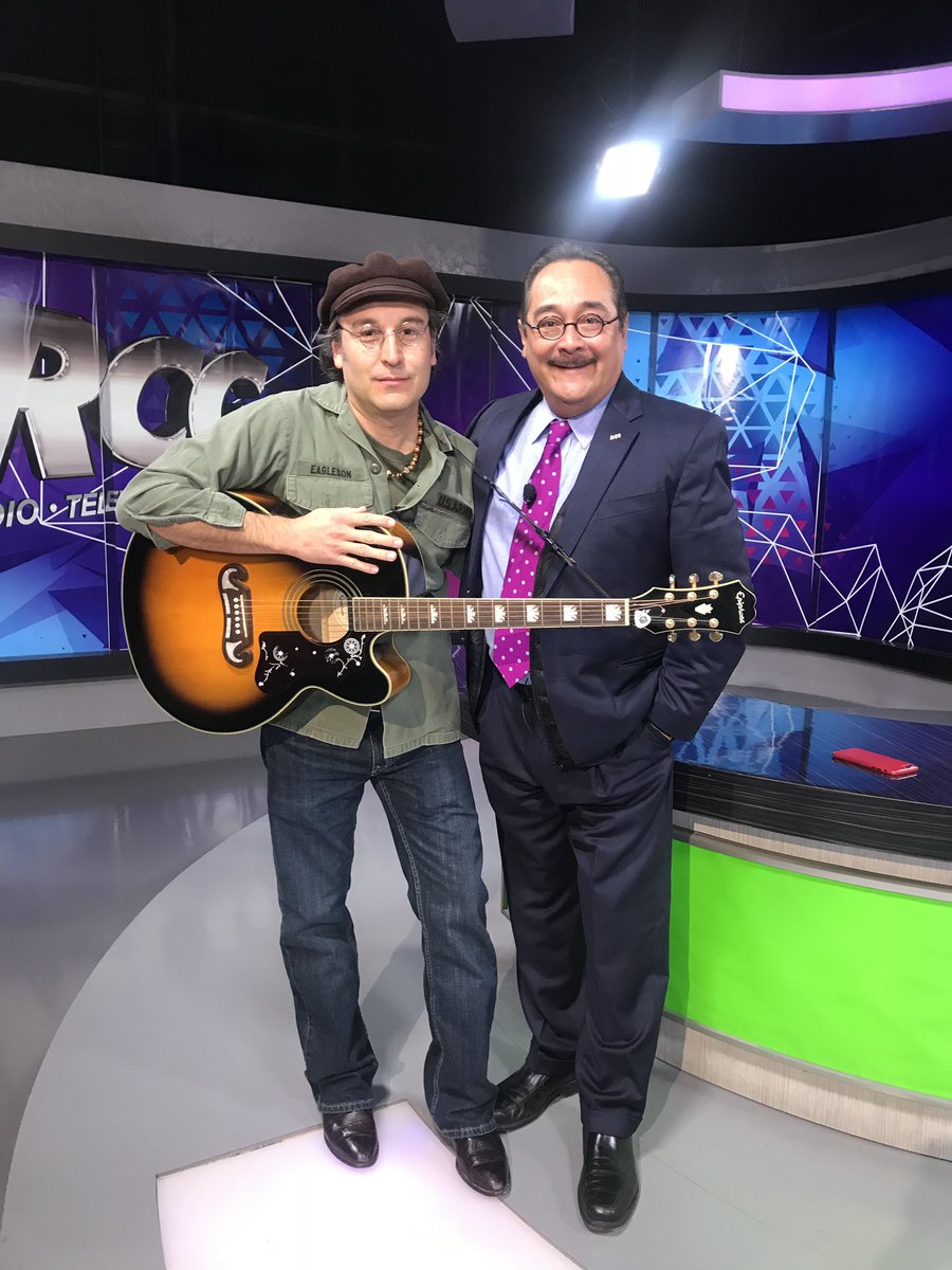 mmsoriano's tweet photo. Con #JohnLeo, del mero #SanDiego #California. Excepcional intérprete de #Lennon y @thebeatles 

Hoy concierto de Fundación @RCGoficial en el teatro de La Ciudad a las 7 pm. 

#Saltillo, lleva tu juguete o cobertor. Ayuda a la causa. https://t.co/9Xsdcl0Euu