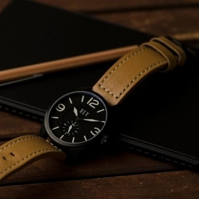 REVWATCHES's tweet photo. Unisex and super stylish, this wrist candy pairs beautifully with your autumnal threads. 🍂
-
-
-
-
#revwatch #revwatches #vintagevibes #teamfave #bestsellers #brillianceforall #makeup #onlineshopping #outfit #happiness #bucketlist #funny #yaynay #rat… https://t.co/RoGs1MJNd4 https://t.co/AqEriJ9B2q