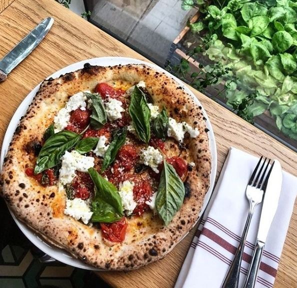 Love the #pizza from @fiorellinosnackbar and love being able to be there in just 1 minute when staying in Loft4U #mystudiomontreal