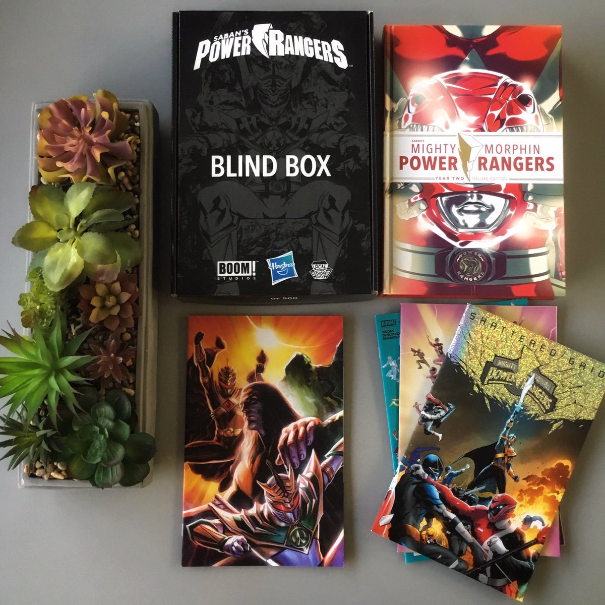 boomstudios's tweet photo. Visit your comic shop 11/17 to get the #LocalComicShopDay 2018 #MMPR Blind Box, which contains 1 MMPR Year Two Deluxe Edition HC, 3 random MMPR Variants, and 1 exclusive MMPR #30 #LCSD Variant by @FelipeMassafera, which is only available in this blind box.
https://t.co/0HlAneV4wo https://t.co/SUbmmPiMvj