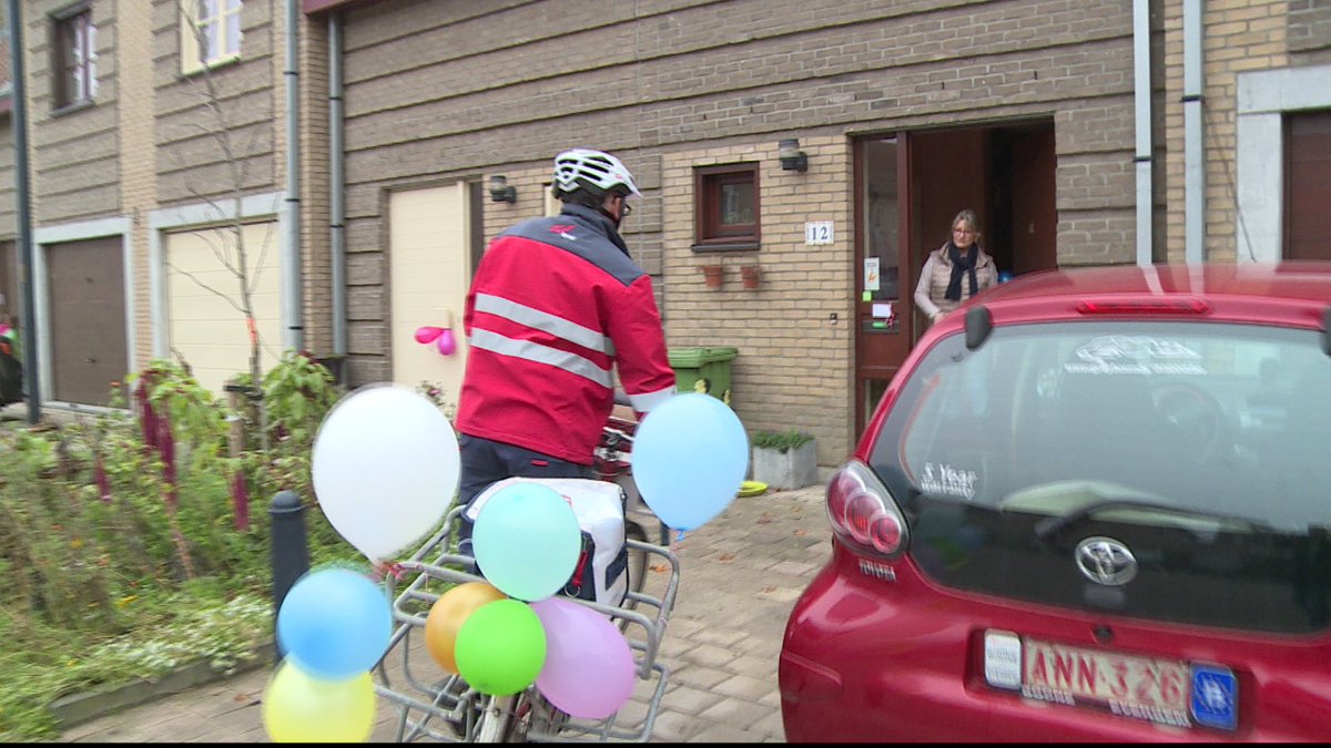 avstelevisie's tweet image. Dertig jaar facteur in de Brugse Poort ow.ly/gwM430mDX8r #postbode #pensioen #stadsfiguur