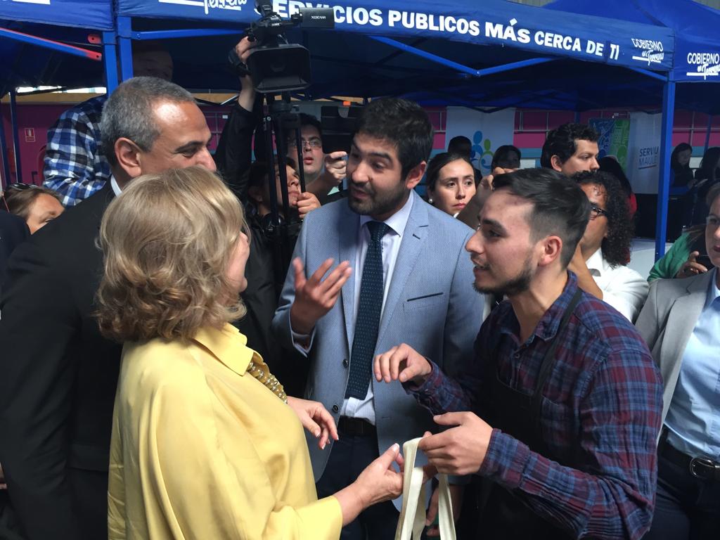 CorfoMaule's tweet photo. Primera Dama @ceciliamorel conoce Snack de #garbanzo crocante #MaikaSnacks apoyado por @CorfoMaule a través de PRAE.
DR @Corfo (@rafaelziga)  hizo entrega junto a emprendedor Francisco Blumel (@ffblumel)  de productos elaborados con legumbres del Maule. https://t.co/mMNthYRgt3