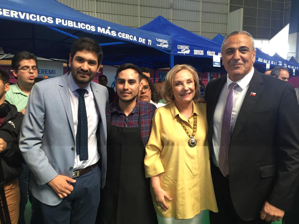 CorfoMaule's tweet photo. Primera Dama @ceciliamorel conoce Snack de #garbanzo crocante #MaikaSnacks apoyado por @CorfoMaule a través de PRAE.
DR @Corfo (@rafaelziga)  hizo entrega junto a emprendedor Francisco Blumel (@ffblumel)  de productos elaborados con legumbres del Maule. https://t.co/mMNthYRgt3
